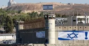 بن غفير يقتحم سجن “عوفر” ويهدد الأسرى